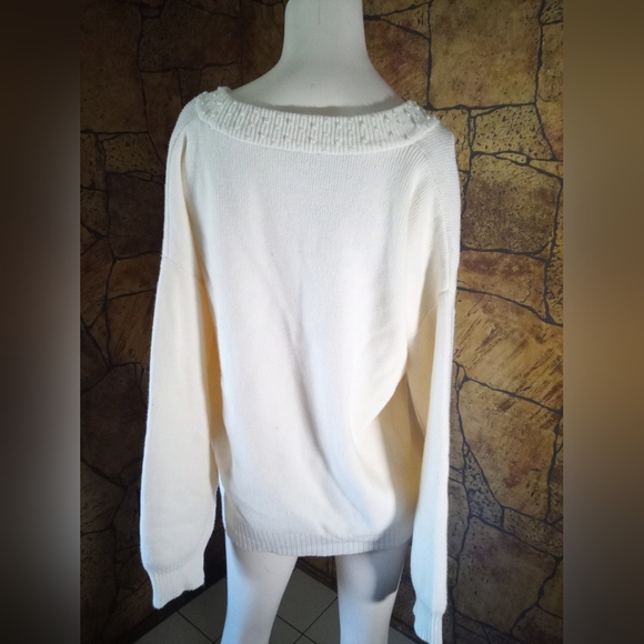 Chic Laura V-Neck Sweater in Cream - Picture 4 of 4